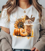 Дамска тениска с есенен принт: тикви, слънчогледи и чаша кафе с надпис It's Fall y'all.